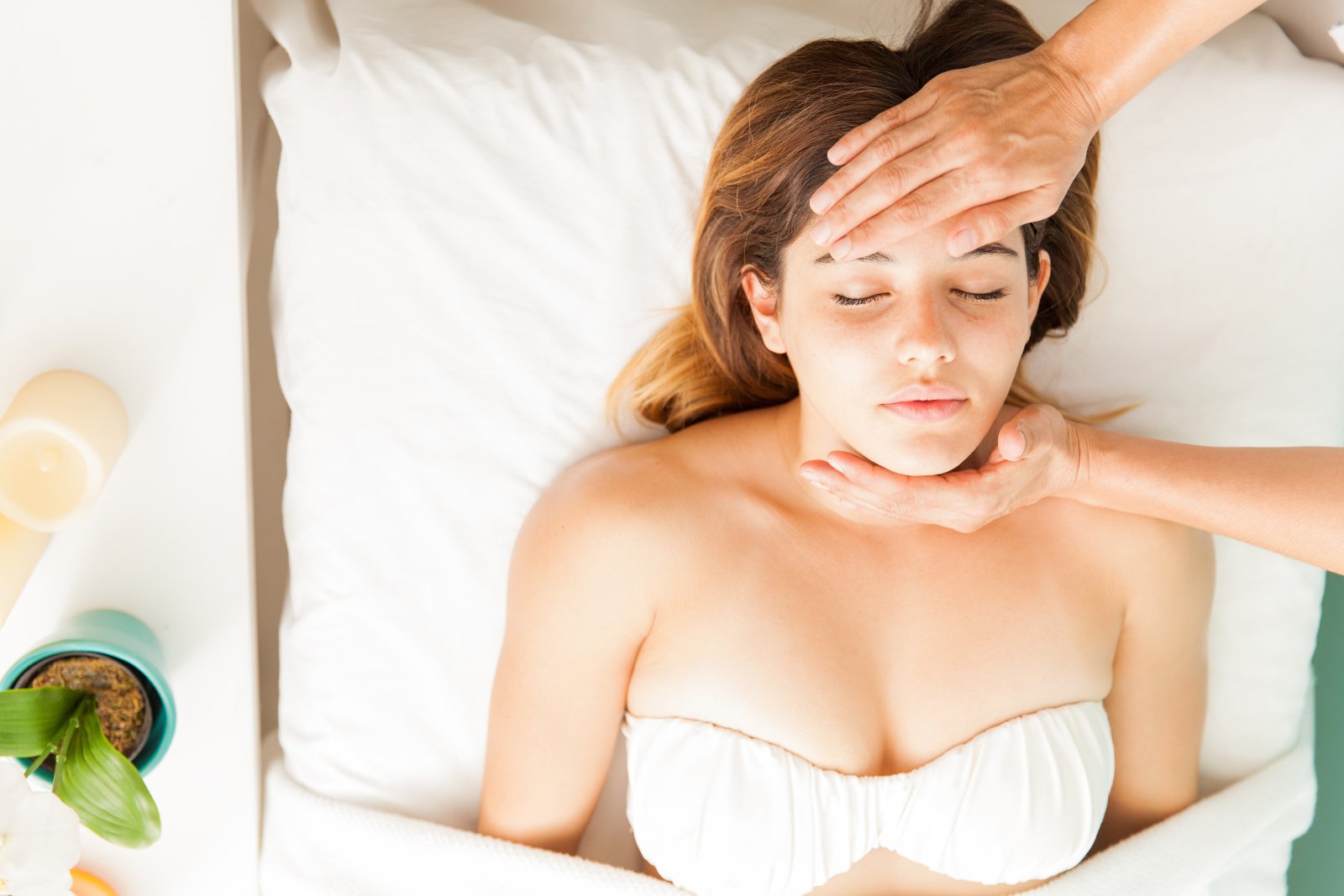 Handen rustend op het voorhoofd tijdens een kriebelmassage