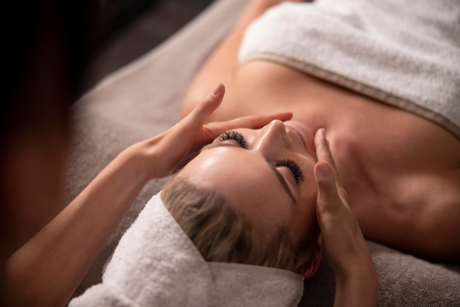 Huidtherapeut geeft een zachte gezichtsmassage in Alphen aan den Rijn