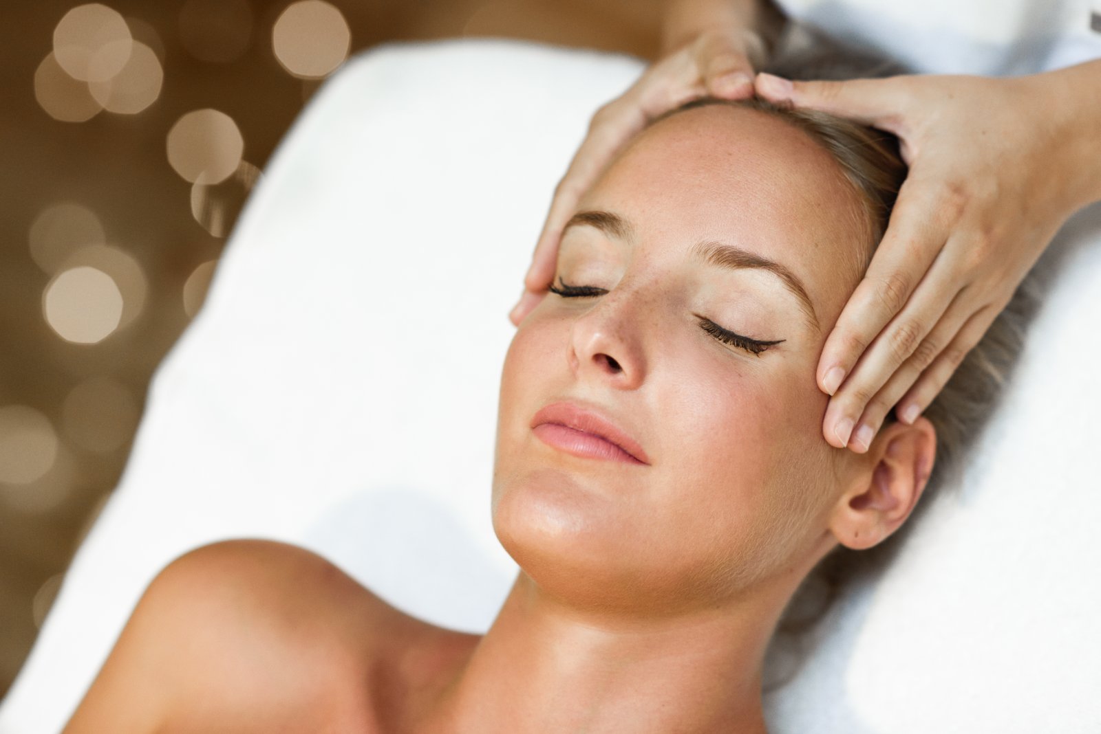 Hoofdmassage tijdens een kriebelmassage voor clienten uit Katwijk