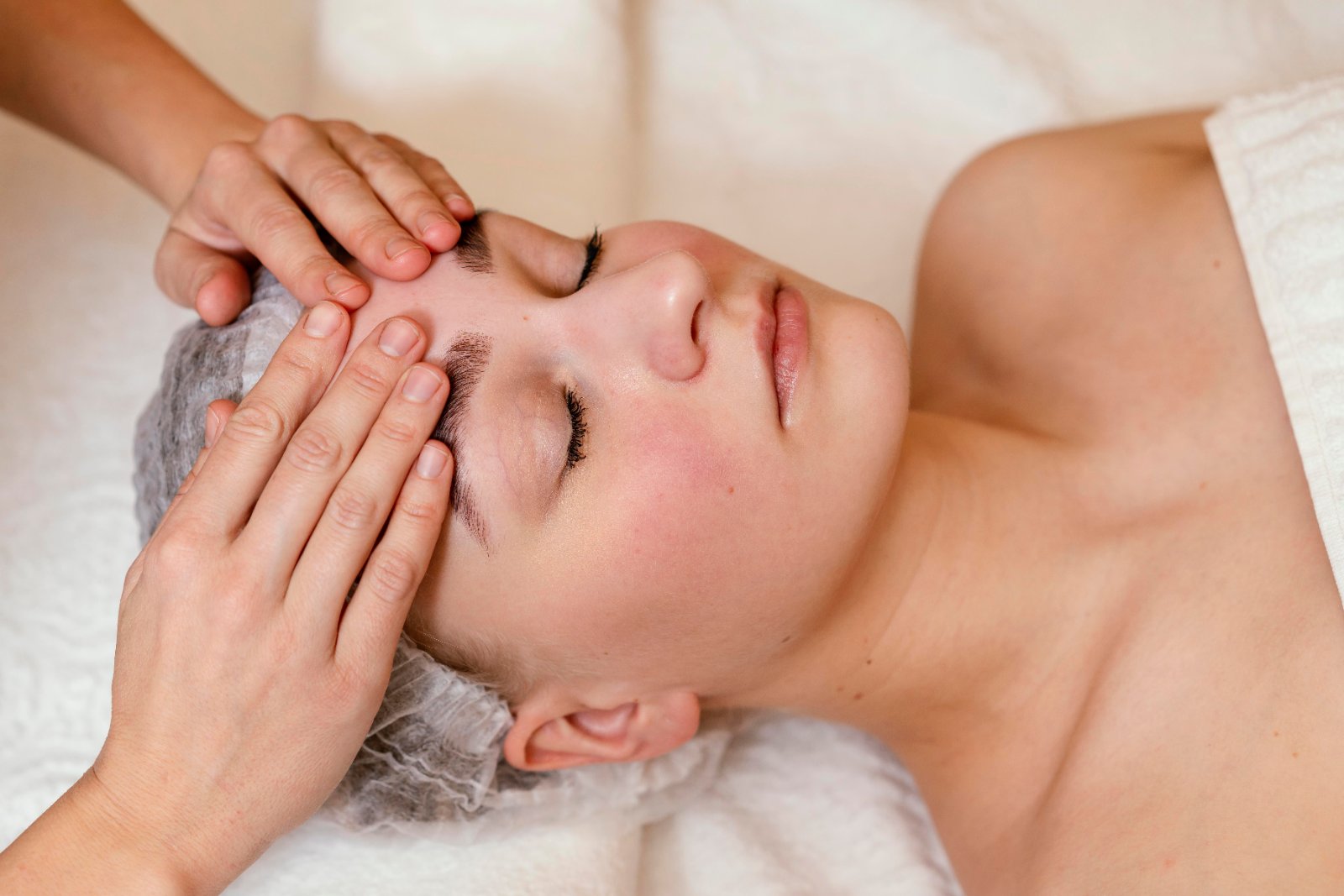 Lichte streling over het voorhoofd tijdens de kriebelmassage