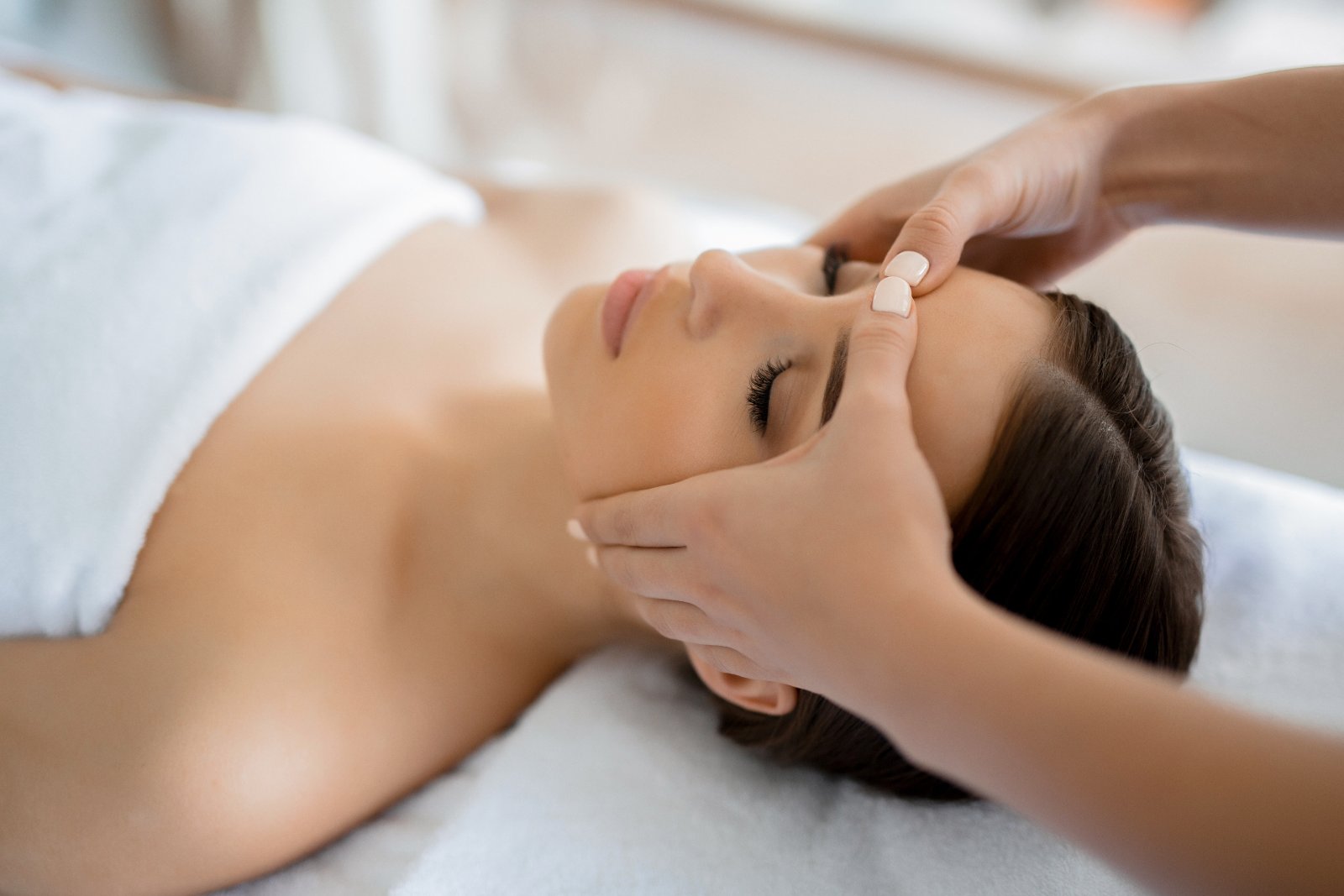 Zachte gezichtsmassage tijdens een kriebelmassage voor clienten uit Leiderdorp