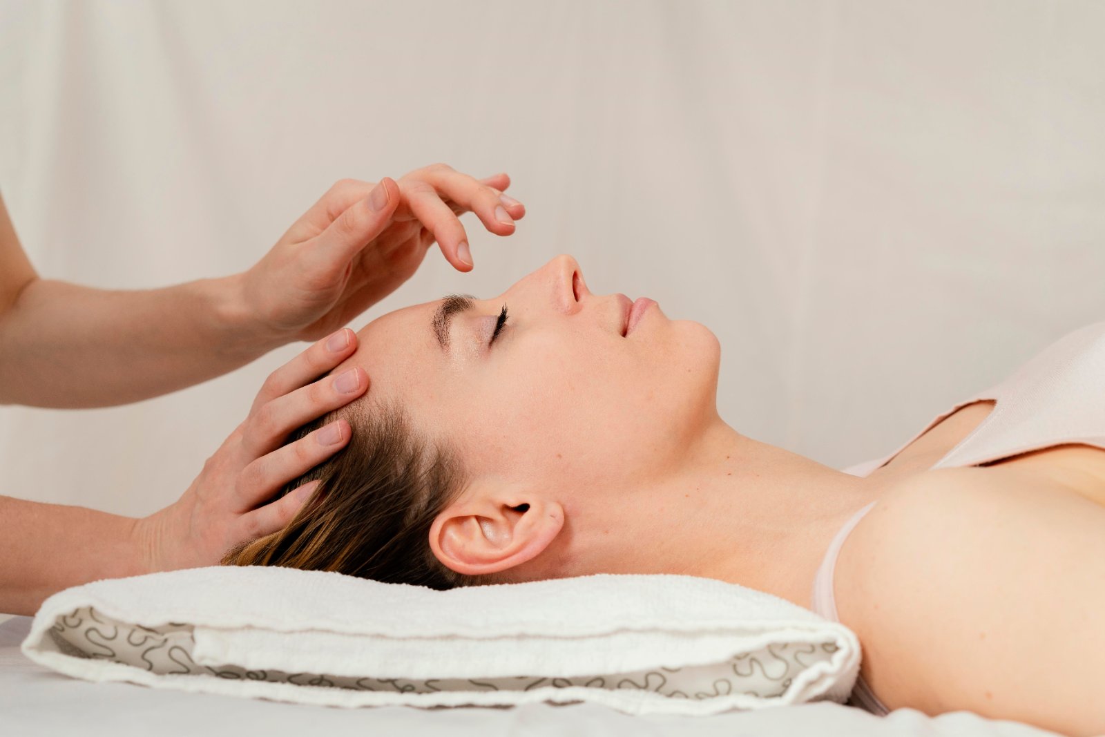 Huidtherapeut geeft een rustige hoofdmassage