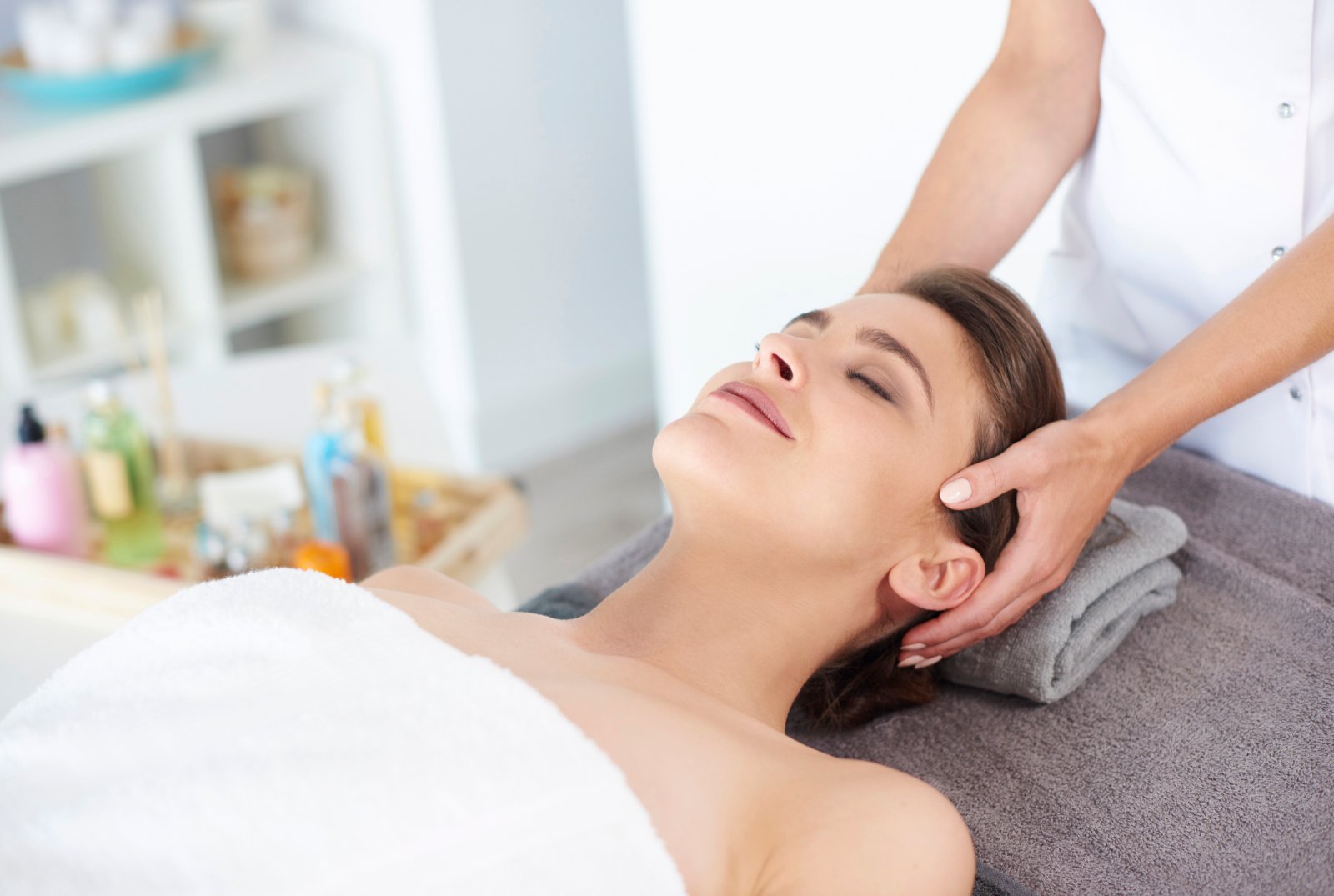 Rustige gezichtsmassage tijdens de behandeling