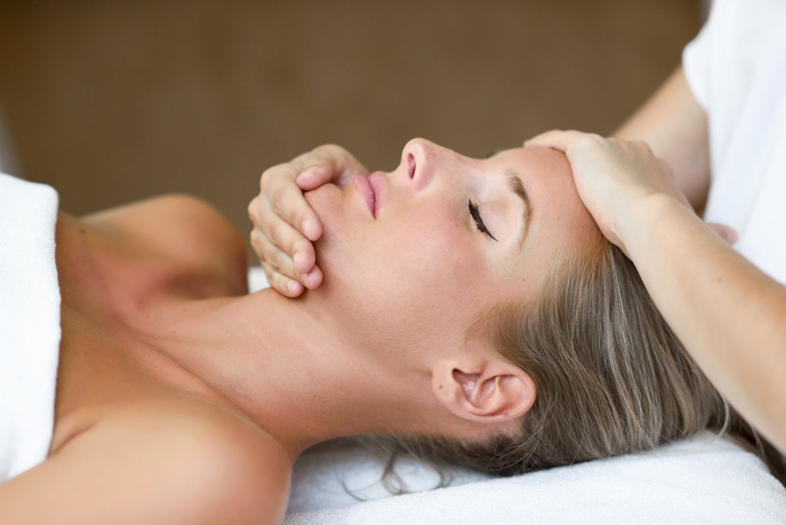 Hoofdmassage tijdens een kriebelmassage voor clienten uit Nieuwkoop