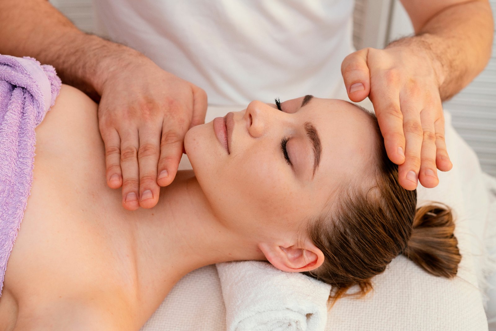 Zachte handbewegingen tijdens de kriebelmassage