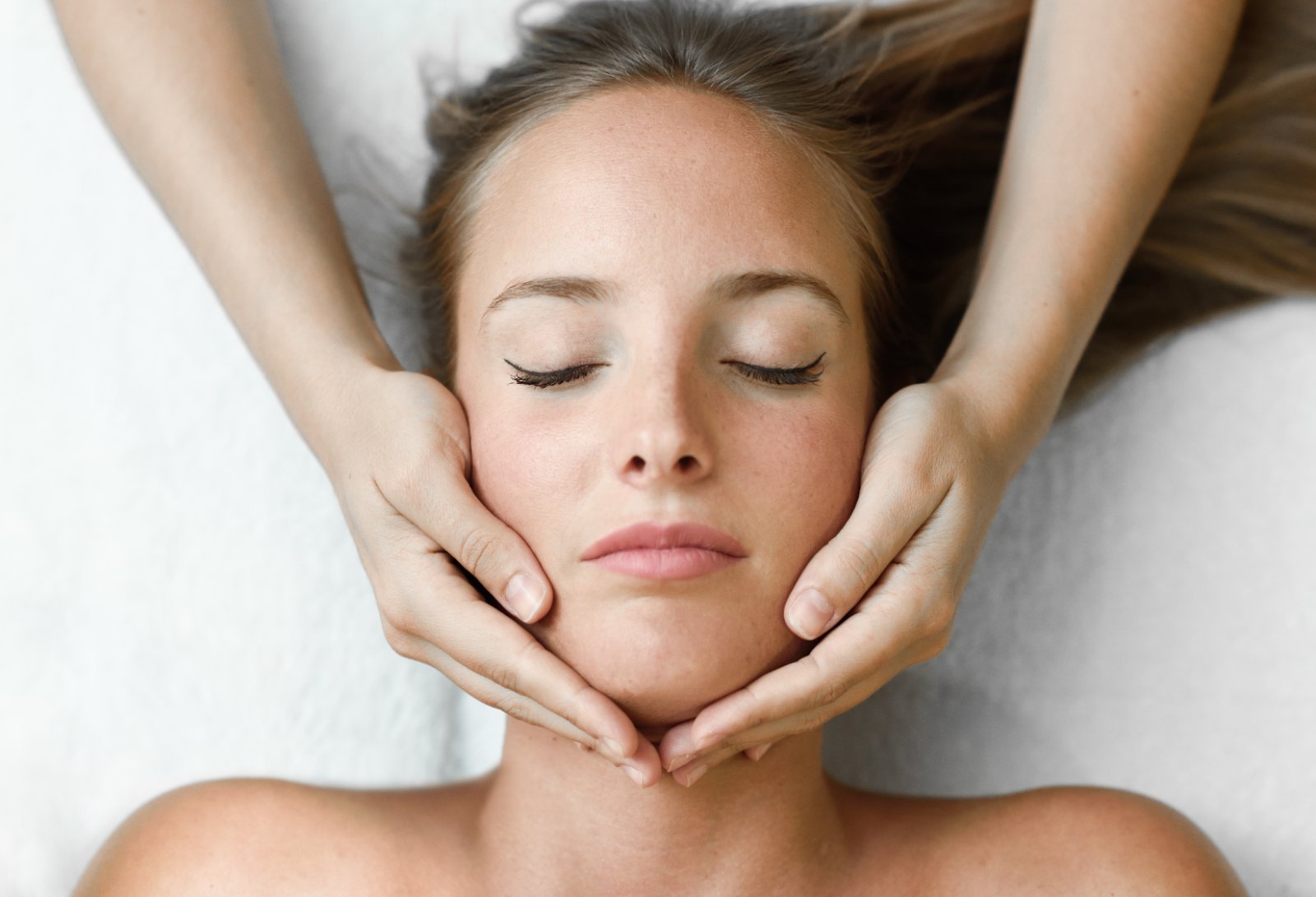 Hoofdmassage tijdens een kriebelmassage voor clienten uit Oegstgeest