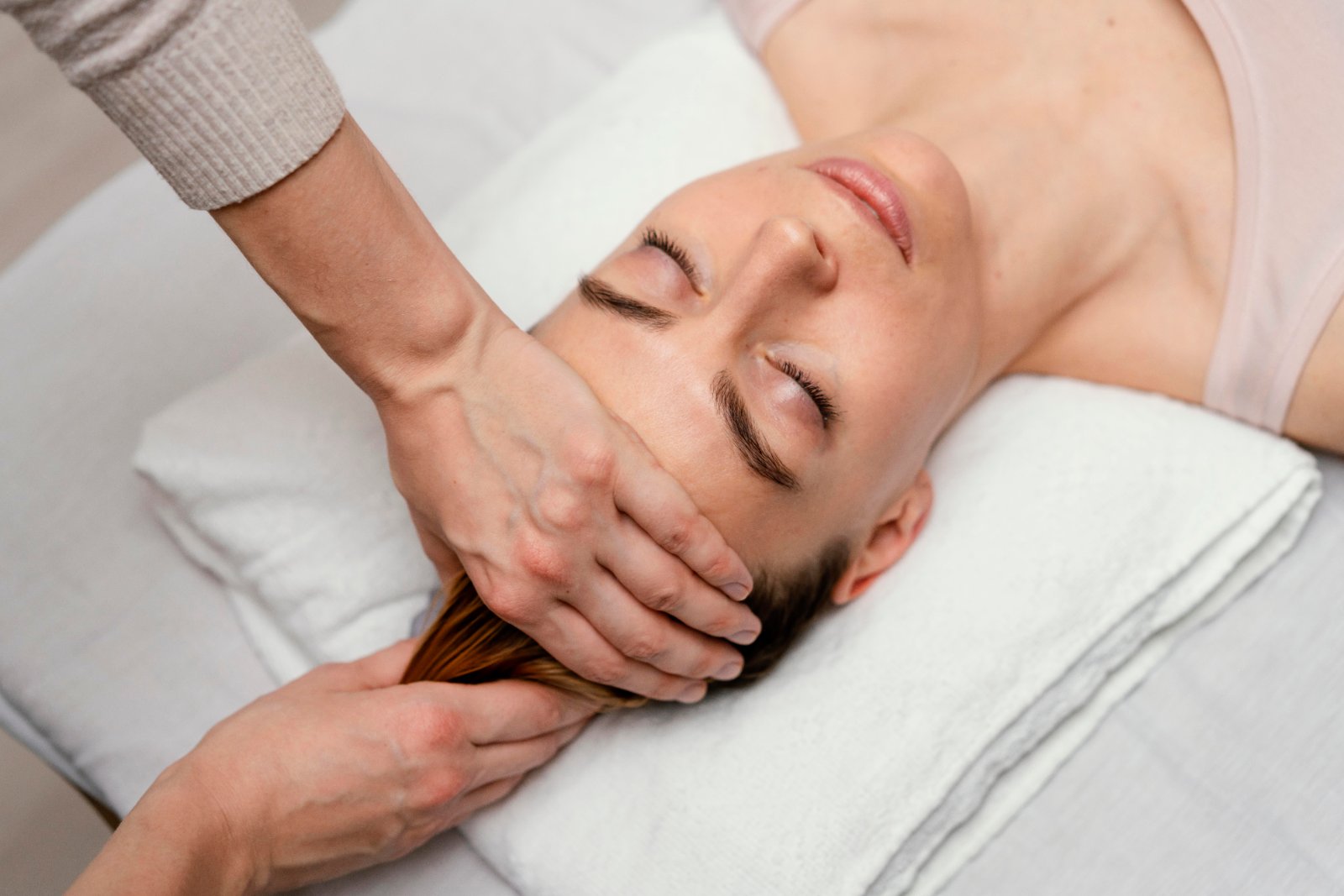 Zachte strelende bewegingen door het haar tijdens de kriebelmassage