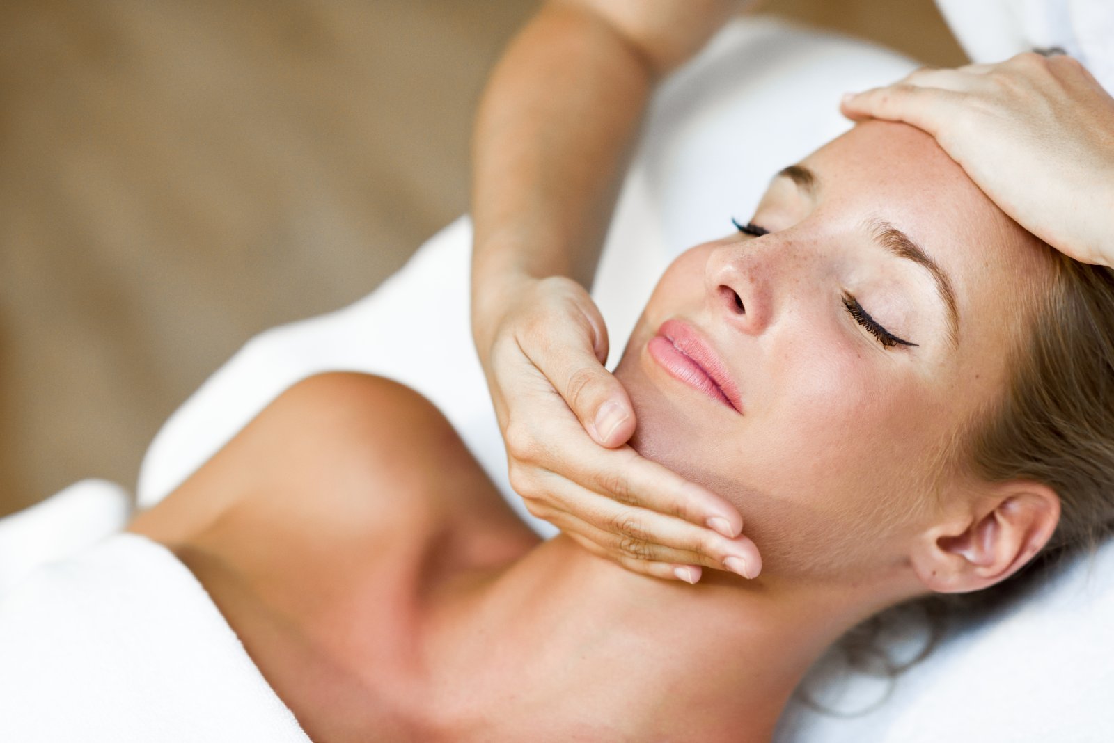 Hoofdmassage tijdens een kriebelmassage voor clienten uit Roelofarendsveen
