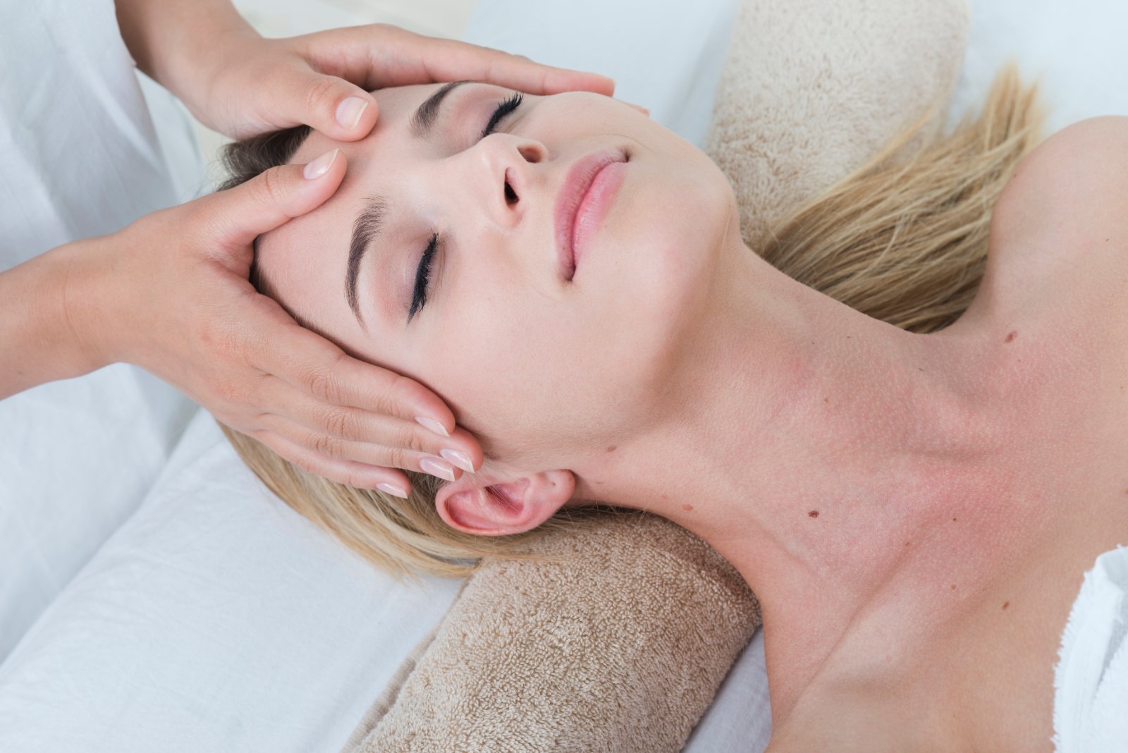Vrouw ontspant tijdens een kriebelmassage