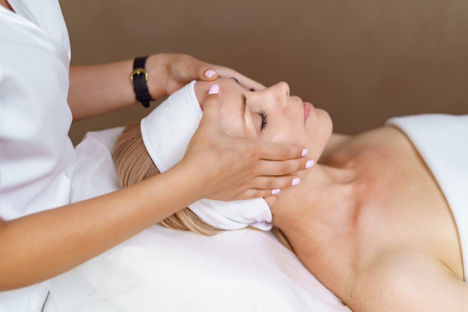 Zachte gezichtsmassage door een huidtherapeut