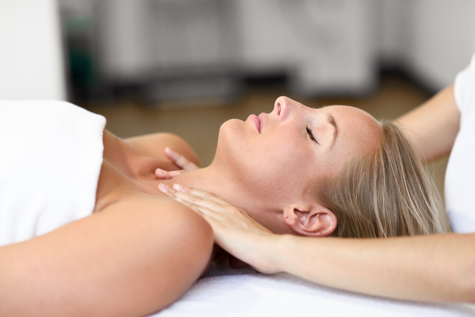 Hoofdmassage tijdens een kriebelmassage voor clienten uit Voorschoten
