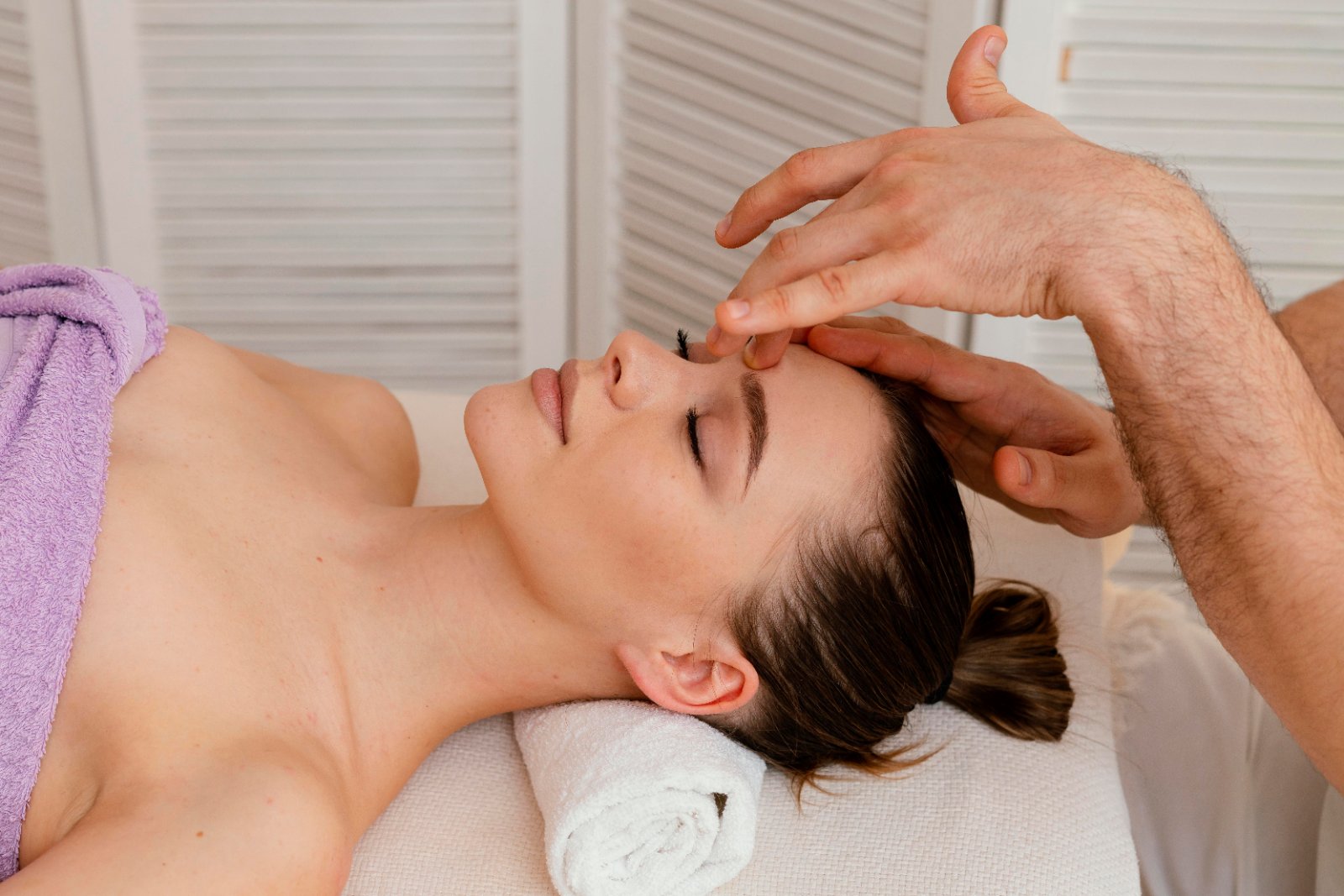 Ontspannen gezicht tijdens de kriebelmassage in Alphen aan den Rijn