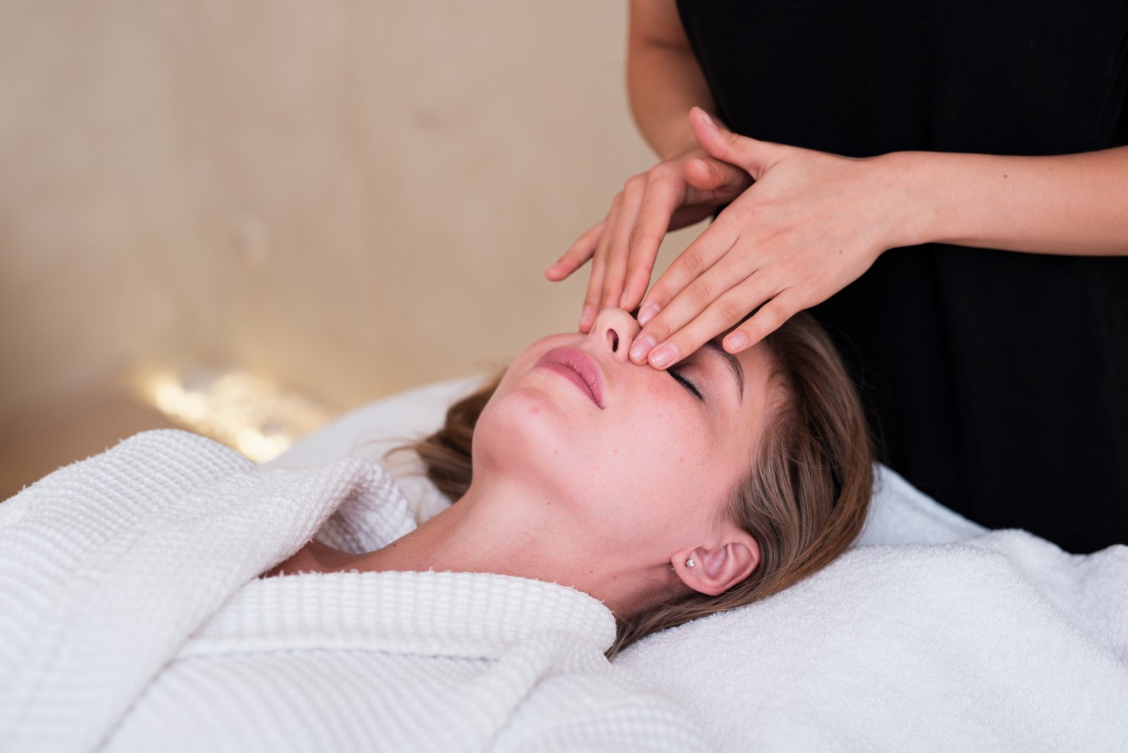 Vrouw komt tot rust tijdens een lichte massage