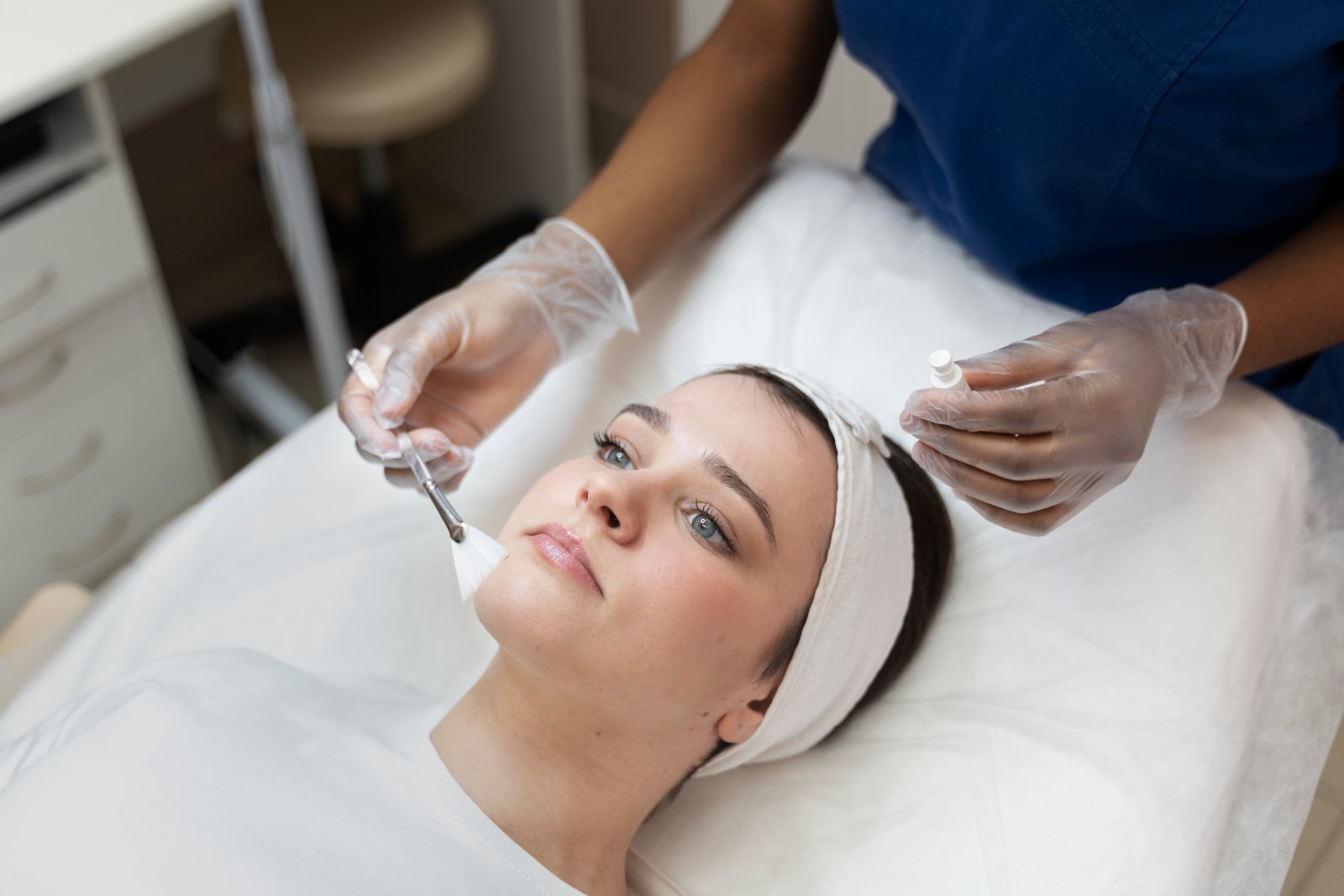 Close-up van een microneedling-behandeling in het gezicht
