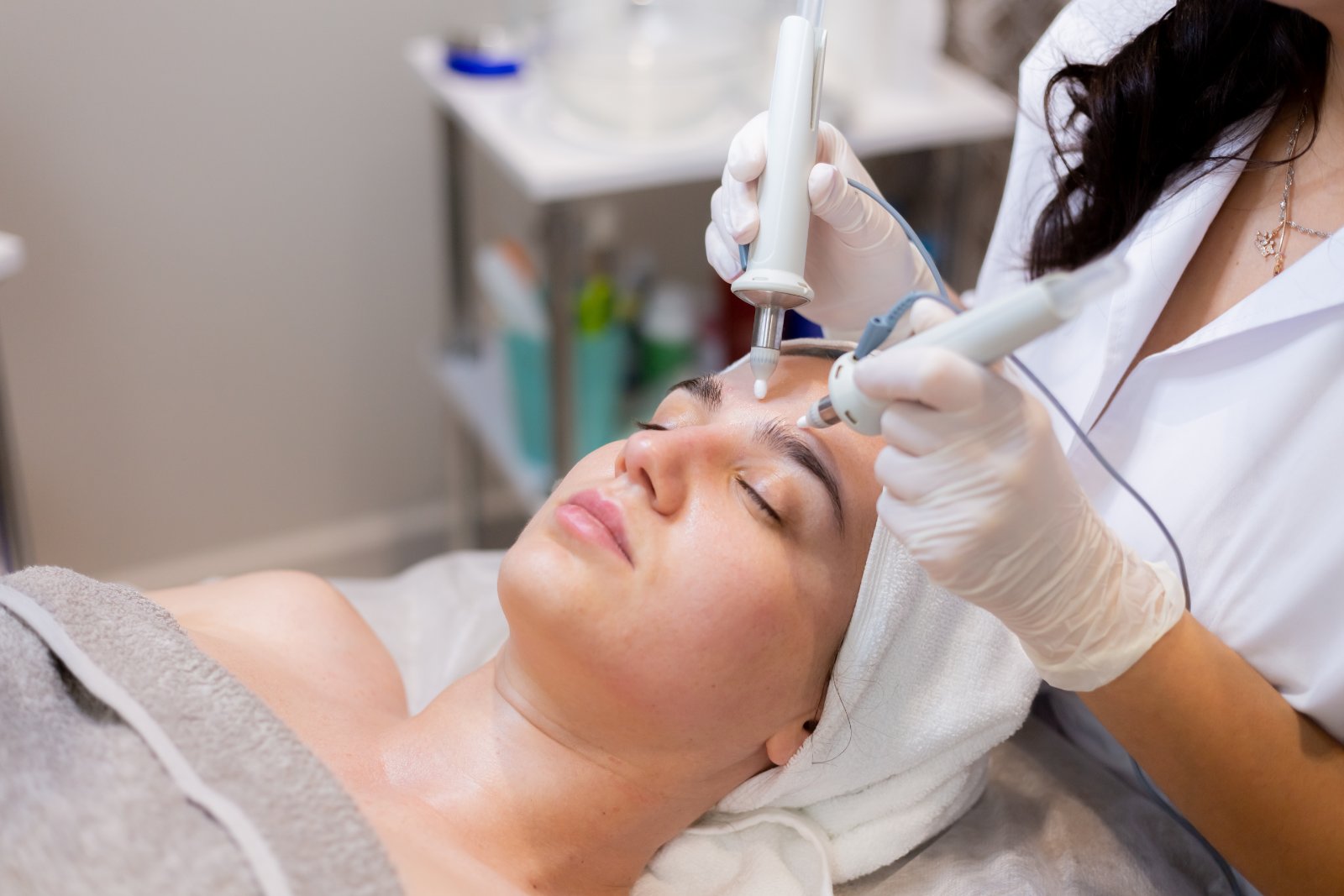 Huidtherapeut past microneedling toe op voorhoofd bij cliënte Microneedling op voorhoofd door ervaren huidtherapeut — microneedling Rotterdam bij Huidtherapie van den Berg