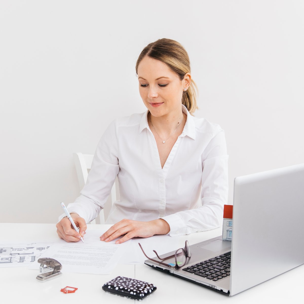 Polisstukken uitzoeken achter de laptop
